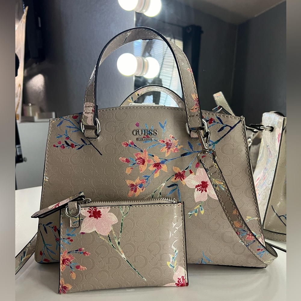 GUESS purse with wallet and arm strap 💖